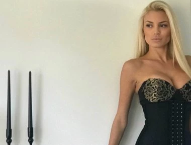 Η Αλεξάνδρα Παναγιώταρου αναστατώνει με το εντυπωσιακό μπούστο της (βίντεο)